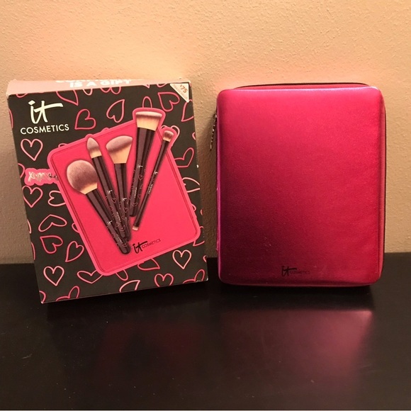 it cosmetics Other - It Cosmetics Heavenly Luxe Skin Loving Brush Set